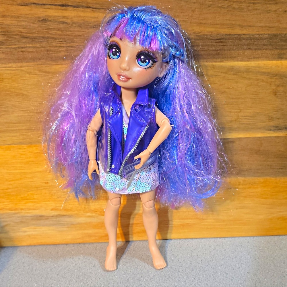 Bratz Fashion Doll Girl w/ Purple Wavy Hair, Blue Eyes Articulated Violet Willow